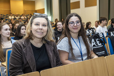 Anna Sikora i Alicja Jóźwiakowska w sali wykładowej.