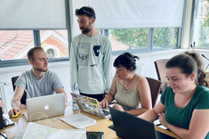 Uczestnicy (na zdjęciu widocznych dwie dziewczyny i dwóch chłopaków) międzynarodowych studenckich warsztatów urbanistycznych: MARKETPLACES AS PLACES OF LOCAL ACTIVITIES – STRATEGY, DESIGN, PEOPLE