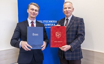 Od lewej: mgr Eryk Trojanowski - wójt Gminy Niebylec, prof. PRz dr hab. inż. Lesław Gniewek - Prorektor ds. Nauki