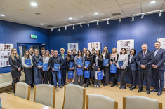 Absolwenci studiów podyplomowych pn. "Architektura wnętrz i wystawiennictwa" wraz z Władzami Wydziału Budownictwa, Inżynierii Środowiska i Architektury