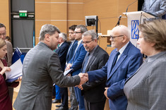 Wręczenie nagrody przez Rektora Politechniki Rzeszowskiej Panu prof. dr. hab. inż. Romanowi Kadajowi, ponadto na zdjęciu prof. dr hab. inż. Marek Gosztyła, dr inż. Marcin Górski, dr inż. Andriy Huts, dr inż. Lucjan Janas, prof. dr hab. inż. Galina Kalda, fot. A.Surowiec