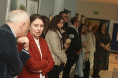 Uczestnicy wystawy, po lewej na pierwszym planie dr hab. inż. Maciej Piekarski, prof. Uczelni, dr hab. inż. Jolanta Dźwierzyńska prof. Uczelni, w tle studenci oraz dr inż. arch. Joanna Figurska-Dudek.