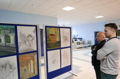 Dr hab. inż. Maciej Piekarski, prof. Uczelni oraz dr inż. arch. Igor Labuda oglądający prace: lewa plansza: Armine Gevorgyan (górny rząd), Moniki Wiśniewskiej i Zuzanny Puchyrskiej (dolny rząd), prawa plansza: Moniki Szyszki (3 prace) i Ewy Talarek, fot. mgr inż. arch. Beata Raś.