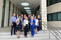 Przedstawiciele zespołu projektu „Iskra - budowanie międzyuczelnianych zespołów badawczych" „Politechniczna Sieć VIA CARPATIA im. Prezydenta RP Lecha Kaczyńskiego" z Politechnik: Rzeszowskiej, Białostockiej i Lubelskiej przed budynkiem V.