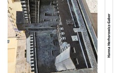 Model zabytku umieszczony na chodniku