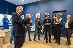 Otwarcie Galerii P_okaz - Na pierwszym planie Dziekan WBIŚiA, fot. Arkadiusz Surowiec