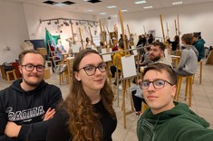 Członkowie Wydziałowego Samorządu Studenckiego WBIŚiA na tle uczestników Warsztatów Malarskich