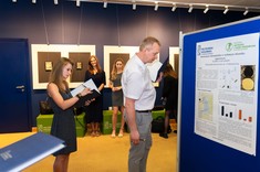 Komisja konkursowa w składzie dr hab. inż. Piotr Nazarko, prof. PRz oraz dr inż. Izabela Piegdoń ocenia poster pracy pt. "Akumulacja mikroplastiku w wybranym zbiorniku zaporowym" autorstwa mgr inż. Izabeli Salamon.