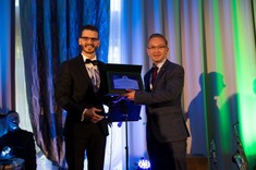 Dr inż. Adam Masłoń (Katedra Inżynierii i Chemii Środowiska) odbierający nagrodę Ambasadora Innowacyjności 2022, fot. Europejski Ośrodek Rozwoju Gospodarki