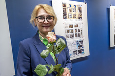 Dr inż. Marzena Kłos, prof. PRz - Prodziekan ds. Kształcenia na kierunkach Budownictwo, Architektura i Transport z bukietem kwiatów
