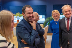 Od lewej: mgr inż. arch. Beata Raś-Grabowy, mgr inż. arch. Łukasz Bajda, dr Michał Rut, dr hab. inż. Maciej Piekarski, prof. Uczelni, dr inż. Marzena Kłos, prof. Uczelni, prof. dr hab. inż. Lech Lichołai, for. Arkadiusz Surowiec