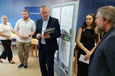 Uczestnicy Trzeciej Konferencji "Studenci projektują Podkarpacie" podczas części wystawowej (m.in. dr hab. inż. arch. Anna Martyka, prof. Uczelni, dr hab. inż. Piotr Nazarko, prof. Uczelni, Wacław Matłok).