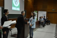 Na zdjęciu Pani Karolina Burzyńska odbierająca zaświadczenie o uczestnictwie w konferencji studenckiej VII Forum Uni-Biznes Geodezja Przedsiębiorcy Studenci.