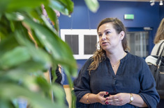 Na pierwszym planie kobieta z długimi włosami ubrana na czarno. Na zdjęciu: arch. N. Ludwikowska.