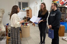 Wręczenie podziękowania dla prowadzącej warsztaty Pani mgr inż.arch. Natalii Ludwikowskiej przez Patrycję Matyś Przewodniczącą Wydziałowego Samorządu Studenckiego WBIŚiA oraz jej zastępcę Jakuba Skierskiego