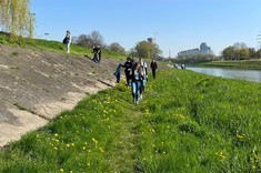 Uczestnicy wydarzenia sprzątania brzegów rzeki Wisłok w ramach akcji Operacja Czysta Rzeka.