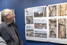 Lesław Bichajło prof. Uczelni z uśmiechem patrzy na prezentowane fotografie