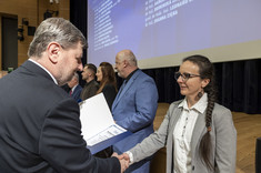 Wręczenie dr inż. Dominice Ziaji (Katedra Mechaniki Konstrukcji) nagrody za publikację o liczbie punktów 140