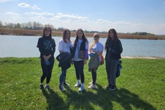 Uczestniczki wydarzenia sprzątania brzegów rzeki Wisłok w ramach akcji Operacja Czysta Rzeka.