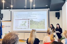 Wystąpienie dwóch studentek podczas studenckiej konferencji naukowej „RZESZÓW PRZYSZŁOŚCI. WIZJE TRANSFORMACJI URBANISTYCZNEJ”.