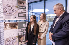 Uczestnicy wystawy prac studenckich, wykonanych w ramach zajęć Projektowanie architektoniczne – usługi II, w tym m.in. prof. dr hab. inż. Lech Lichołai - Dziekan Wydziału Budownictwa, Inżynierii Środowiska i Architektury