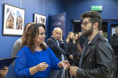 Wręczenie nagrody laureatowi trzeciego miejsca Panu Rafałowi Jędruchowi za zdjęcie „Wafel kasetonowy detal sufitu w holu wejściowym muzeum – Luwr”. Na pierwszym planie Pani mgr inż. arch. Marta Jakowska oraz Pan Rafał Jędruch, fot. B.Motyka