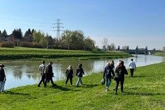 Uczestnicy wydarzenia sprzątania brzegów rzeki Wisłok w ramach akcji Operacja Czysta Rzeka.