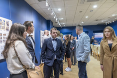 Uczestnicy uroczystego wręczenia dyplomów ukończenia studiów podyplomowych Architektura Wnętrz i Wystawiennictwa /AWiW/ oraz Technologia BIM w projektowaniu i realizacji inwestycji budowlanych /T_BIM/