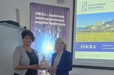 Od lewej: dr hab. inż. Bożena Babiarz, prof. PRz, dr hab. inż. Dorota Anna Krawczyk, prof. PB - przedstawicielki  zespołu projektu „Iskra - budowanie międzyuczelnianych zespołów badawczych" „Politechniczna Sieć VIA CARPATIA im. Prezydenta RP Lecha Kaczyńskiego"