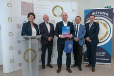 Wręczenie nagrody dr. inż. Krzysztofowi Boryczko - promotorowi II nagrody na pracę magisterską pt. „Analiza pracy wybranego wodociągu w kontekście poszukiwania wycieków”, od lewej: dr hab. inż. Bożena Babiarz, prof. PRz, mgr inż. Łukasz Kaczmarczyk, dr inż. Krzysztof Boryczko, dr hab. inż. Bartosz Miller, prof. PRz, mgr inż. Wacław Kamiński 