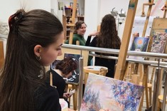 Maria Skoczylas w trakcie malowania swojej pracy