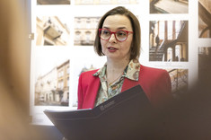 Beata Walicka-Góral – współorganizator wystawy i opiekun Koła Naukowego AMS wita przybyłych gości