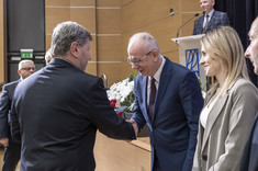 Wręczenie dr. hab. inż. Lesławowi Bichajło (Katedra Dróg i Mostów) nagrody za uzyskanie stopnia naukowego doktora habilitowanego