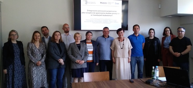 Od lewej: dr hab. inż. I. Skrzypczak, prof. PRz, dr hab. inż. arch. N. Przesmycka, dr inż. arch. P. Ochab, dr inż. arch. A. Sikora, prof. PRz, dr inż. D. Kudas, dr hab. inż. M. Słowik, prof. PL, dr inż. W. Kokoszka, prof. dr hab. inż. W. Franus, prof. dr hab. inż. M. Sulewska, dr inż. K. Nepelski, mgr inż. A. Lal, prof. dr hab. inż. E. Błazik-Borowa, dr inż. W. Gosk.