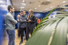 Pracownicy Zakładu Urbanistyki i Architektury – od lewej: mgr inż. arch. Jakub Dudek, mgr inż. arch. Mateusz Bober, mgr inż. arch. Dorota Bober rozmawiają w galerii P_okaz, fot. Beata Motyka 