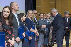 Pracownicy Wydziału Budownictwa, Inżynierii Środowiska i Architektury nagrodzeni za patenty: od lewej: dr inż. A. Domoń, dr inż. A. Duda, dr hab. inż. J. Dźwierzyńska, prof. PRz, prof. dr hab. inż. R. Gruca-Rokosz, dr hab. inż. M. Kida, prof. PRz, prof. dr hab. inż. A. Kozłowski, dr hab. inż. A. Masłoń, prof. PRz, prof. dr hab. inż. D. Papciak, dr hab. inż. M. Piekarski, prof. PRz, dr inż. K. Pochwat, dr inż. M. Rajchel