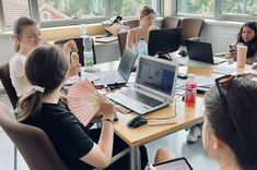 Uczestniczki (na zdjęciu widoczne pięć dziewczyn) międzynarodowych studenckich warsztatów urbanistycznych: MARKETPLACES AS PLACES OF LOCAL ACTIVITIES – STRATEGY, DESIGN, PEOPLE