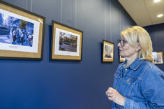 Dr inż Marzena Kłos, prof. PRz - Prodziekan ds. Kształcenia dla kierunków Budownictwo, Architektura oraz Transport przygląda się fotografiom wiszącym na ścianie, fot. Beata Motyka 