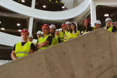 Członkowie Koła Młodych PZITB na placu budowy Podkarpackiego Centrum Nauki "Łukasiewicz" w Rzeszowie