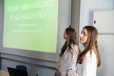 Prezentacja pracy pt. „Projekt biblioteki przy Placu Wolności” przez ich autorki Joannę Szyszkę i Monikę Szyszkę, opiekun : dr inż. arch. Cezary Szpytma, fot. mgr Dawid Zientek 