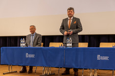 Od lewej: dr hab. inż. Lesław Gniewek, prof. Uczelni - Prorektor ds. Nauki, prof. dr hab. inż. Piotr Koszelnik - Rektor Politechniki Rzeszowskiej im. Ignacego Łukasieiwcza, fot. Arkadiusz Surowiec