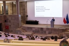 Dyrektor Generalny Ministerstwa Rozwoju i Technologii -  Michał Graczyk przemawia ze sceny do zaproszonych gościi