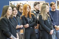 Członkowie Koła Naukowego AMS i przybyli goście słuchała przemówień