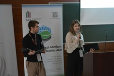 Na zdjęciu Bernard Pazder i Zuzanna Myćka podczas prezentacji referatu nt. "Wykorzystanie skaningu laserowego do wirtualnej rezerwacji stolika".
