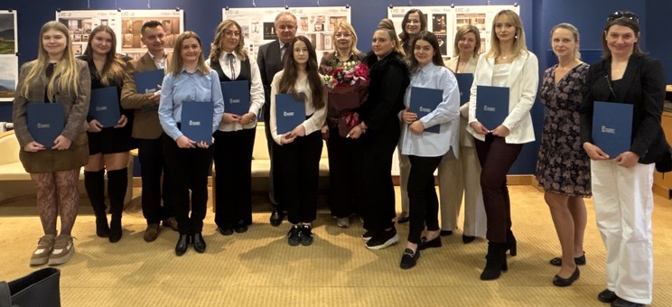 Uczestnicy studiów podyplomowych z Władzami Wydziału i prowadzącymi