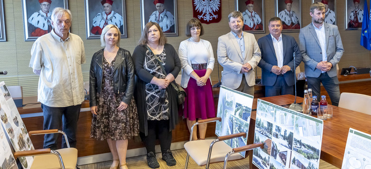 Członkowie Sądu Konkursowego z rektorem Politechniki Rzeszowskiej (trzeci od lewej)