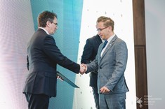 Dr inż. Adam Masłoń odbierający nagrodę "Naukowiec przyszłości 2022", fot. Forum Inteligentnego Rozwoju