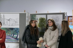 Dr hab. inż. Jolanta Dźwierzyńska i trzy studentki na tle prac: Aleksandry Sadowskiej i Kamili Rząsy (lewa plansza), Izabeli Jaworskiej i Aleksandry Sadowskiej (prawa plansza górny rząd), Moniki Wiśniewskiej i Wiktorii Niemczyk (prawa plansza dolny rząd), fot. mgr inż. arch. Beata Raś