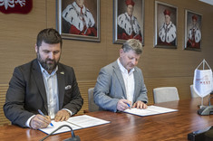 Od lewej: prof. dr hab. inż. Piotr Koszelnik - Rektor Politechniki Rzeszowskiej, mgr inż. Sebastian Nowak -  prezes Zarządu Spółki Primost Południe Sp. z o.o.