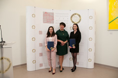 Od lewej: mgr inż. Anna Bednarz - laureatka II nagrody, dr hab. inż. Bożena Babiarz, prof. Uczelni - Promotorka prac dyplomowych, które zdobyły II nagrodę, mgr inż. Judyta Belcar - laureatka II nagrody.